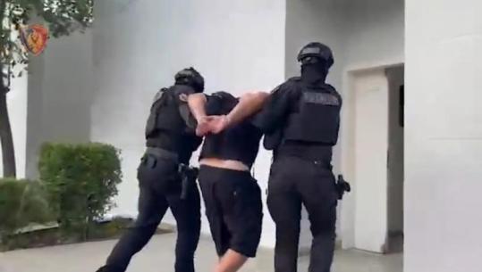 Italia e Shqipëria ‘çmontojnë’ rrjetin e trafikut të drogës, goditen 3 grupe! 10 në pranga e 2 në kërkim, ‘truri’ kapet në Fier (EMRI)