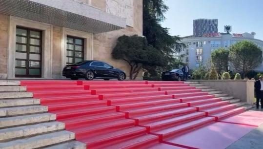 Kryeministria shtron tapetin e kuq për pritjen e ministrave të qeverisë, pas betimit i pret fotoja familjare