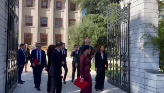 Pas betimit në Presidencë, Rama dhe ministrat shkojnë në këmbë drejt Kryeministrisë për mbledhjen e parë të qeverisë së re (VIDEO)