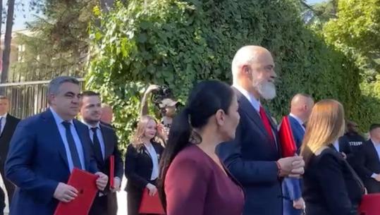 Nga betimi në mbledhje të qeverisë, ministrat dhe Rama presin semaforin për të shkuar në kryeministri (VIDEO)