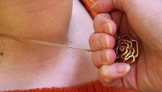 Korçë/ 82-vjeçares i marrin nga qafa varësen e floririt, arrestohet autori. I gjendet kokainë në banesë