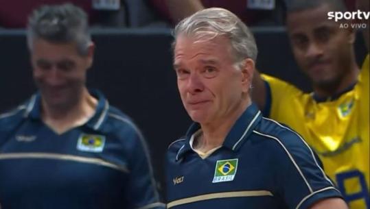 Mësoi vdekjen e nënës para ndeshjes, trajneri i Brazilit e drejton skuadrën mes lotësh (VIDEO)