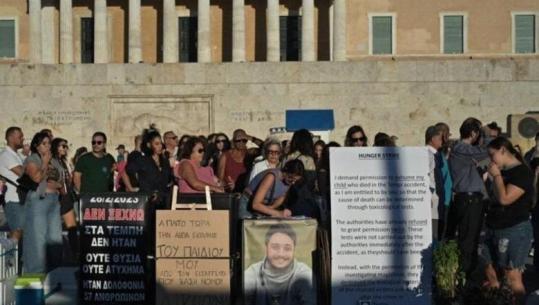 Greqi/ Humbi djalin në tragjedinë hekurudhore të Tempit, qindra qytetarë i bashkohen grevës së babait shqiptar para Parlamentit