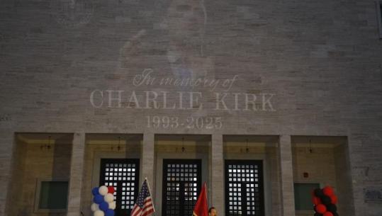 Vrasja e Charlie Kirk, mbahet në Tiranë përkujtimore për aktivistin amerikan