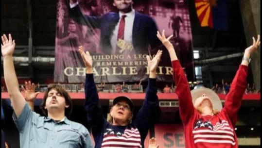 SHBA/ Dhjetëra mijëra njerëz marrin pjesë në shërbimin përkujtimor për Charlie Kirk, Trump: Një martir republikan! E veja: E fal vrasësin
