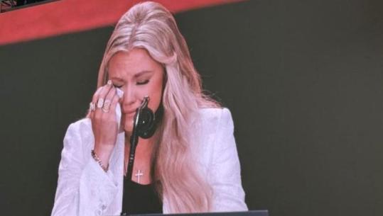 E veja e Charlie Kirk nuk i mban dot lotët gjatë ceremonisë përkujtimore për nder të aktivistit (VIDEO)