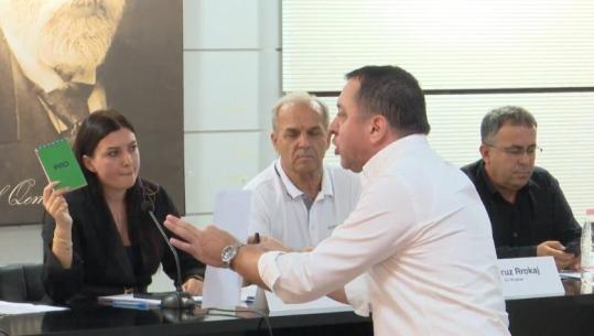 Dorëheqja e Ermal Dredhës, Elis Halili komandohet për drejtimin e Bashkisë së Vlorë! Opozita: Shkelje, ju çojmë në prokurori (VIDEO e debateve)