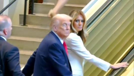 Incident në OKB, shkallët lëvizëse bllokohen sapo Trump dhe Melania shkelin në to (VIDEO)