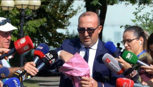 Ironia! Deputeti i PD-së shkon në Parlament me ‘dhurata’ për Diellën: Ky është bashkëshorti i saj, do t’i kërkojmë dorën Ramës (VIDEO)