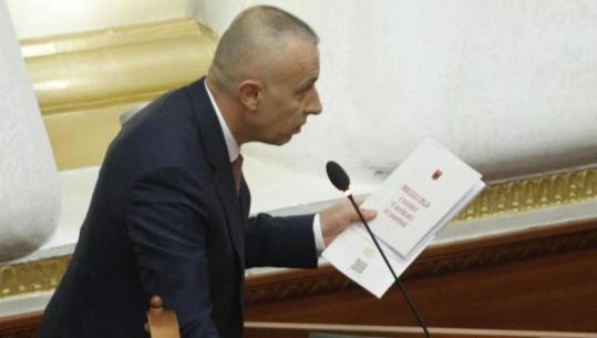 Arjan Ndoja në Kuvend: Na vini në dispozicion tekstin e rregullores së re, të njihemi me atë që keni ndryshuar pa prezencën tonë  