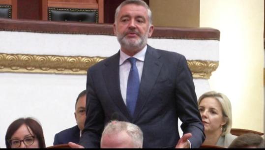 Klosi i kujton opozitës kaosin vitin e kaluar: Mos bëni të fortin! Flisni për Diellën, por sa herë ka dalë Berisha me Ipad duke nxjerrë qytetarin dixhital