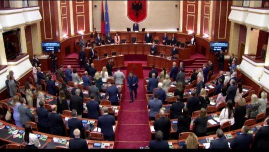 Maxhoranca miraton procesverbalin e seancës së kaluar! Votohet pro listave për përbërjen e komisioneve parlamentare, vetëm 1 votë kundër nga Erald Kapri
