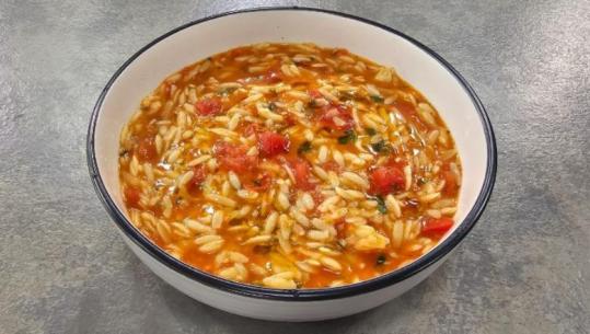 Makarona me salcë domateje dhe lëng pule nga zonja Albana