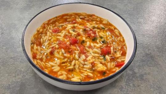 Makarona me salcë domateje dhe lëng pule nga zonja Albana