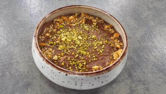 Embëlsirë e ftohtë me biskota dhe çokollatë nga zonja Albana