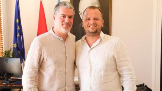 Ermal Dredha rikthehet në ambientet e Bashkisë Vlorë, takim me kryetarin e komanduar Elis Halili