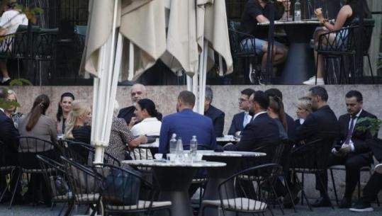 VIDEOLAJM/ Pas takimit në selinë e PS, Rama ulet në kafe me ministrat dhe deputetët