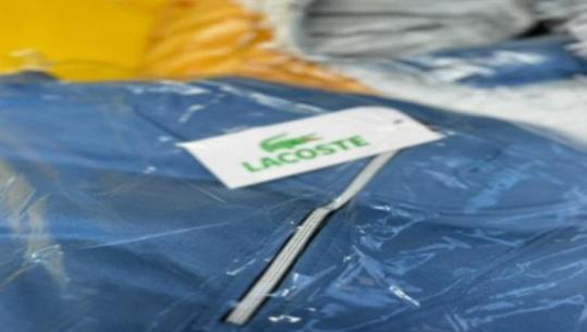 Imitime të markave të njohura, bllokohen në Kapshticë 3160 bluza dhe 60 xhupa