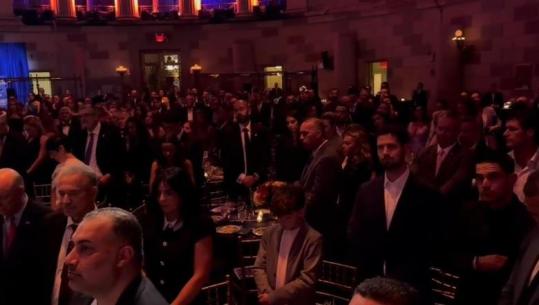Vrasja e Charlie Kirk/ Shqiptarët në New York nderojnë me një minutë heshtje aktivistin amerikan! Të pranishëm Begaj dhe Osmani