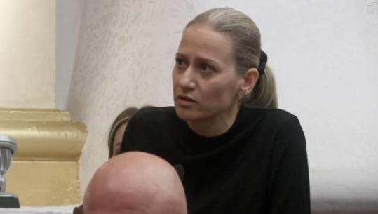 Deputetja e PS-së Ismaili: Qeveria sot prodhon më shumë demokraci se opozita! Diella do të shkruajë për shishet që keni fluturuar te ministrat