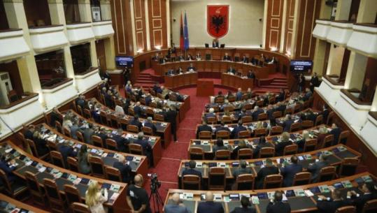 Kuvend/ PD braktis sallën: Ktheni debatin për programin qeverisës! Të rinjtë e PS: Na lini të flasim! Miratohet Kalendari i Punimeve