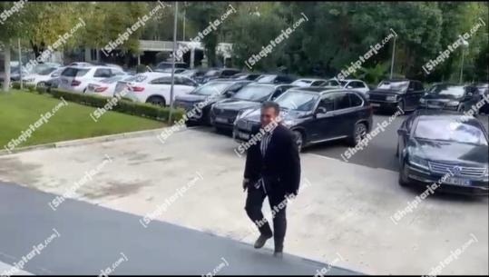 Fatmir Mediu mbërrin në selinë blu! Grupi negociator takim dhe me Agron Shehajn, skeptik për kandidaturën e Florjan Binajt