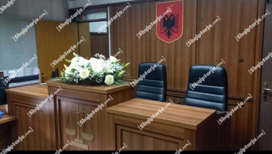 Apeli ‘skenë krimi’/ Pezullohen gjyqet në gjithë vendin, avokatët bojkot deri të premten! Lule në sallën ku vra gjyqtari Kalaja