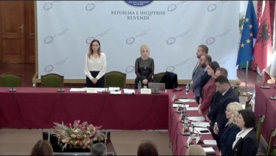 Vrasja e gjyqtarit Astrit Kalaja, mbahet 1 minutë heshtje në të gjitha komisionet parlamentare