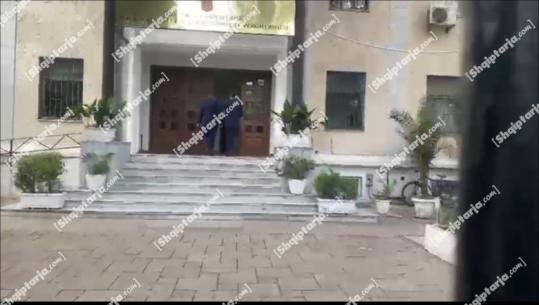 Vrasja e gjyqtarit në Apel, Ilir Proda mbërrin në sallën ku u qëllua për vdekje Astrit Kalaja (VIDEO)