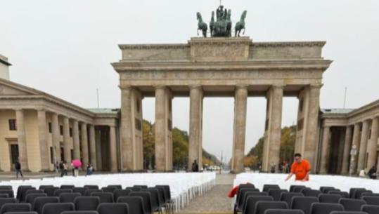 1,100 karrige në Portën e Brandenburgut për të përkujtuar 7 Tetorin