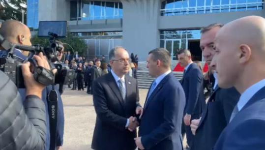 Altin Dumani e Bajram Begaj homazhe për gjyqtarin Astrit Kalaja (VIDEO)