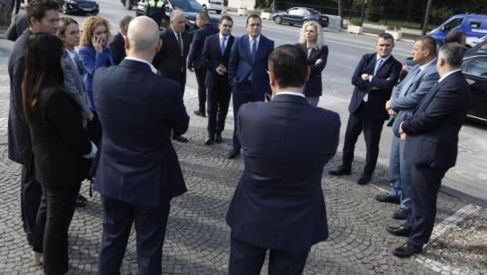 Dumani në krye, prokurorët e SPAK bashkë në homazhet për gjyqtarin Kalaja (VIDEO)