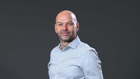 Drejt një epokë të re zhvillimi dhe inovacioni, One Albania emëron Barna Kutvolgyi CEO të ri