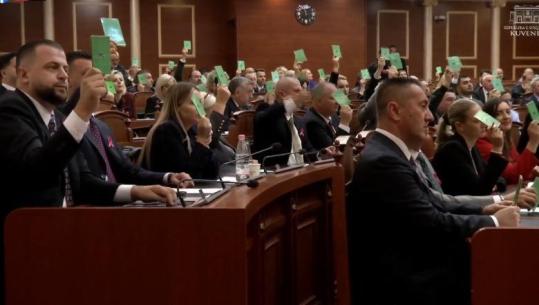 Mbyllet seanca parlamentare/ Mazhoranca voton 4 rezolutat e ditës, opozita protestë në sallë