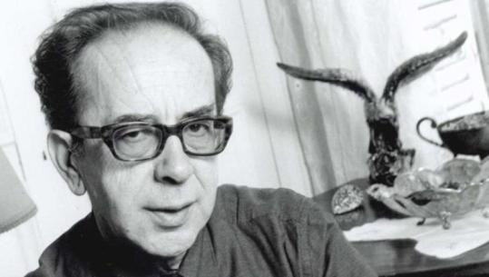 Parisi nderon kolosin Ismail Kadare, pllakë përkujtimore pranë shtëpisë ku jetoi 