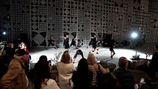 Kërcimi 'zbret' në aeroport: performancë e jashtëzakonshme në TIA nga trupa e baletit të Angjelin Preljocaj