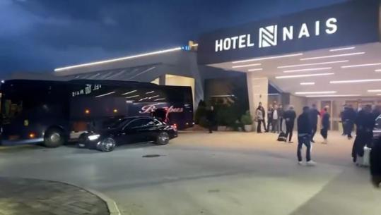 Nën masa të forta sigurie, Kombëtarja lë hotelin në Nish! Niset drejt stadiumit në Leskovac