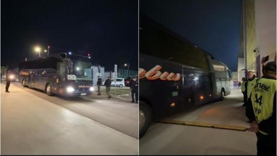 FOTOLAJM/ Kombëtarja mbërrin në stadiumin e Leskovacit