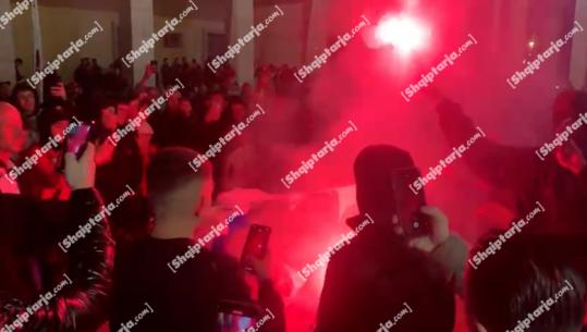 VIDEO/ Tifozët e Kombëtares djegin flamurin serb në Tiranë