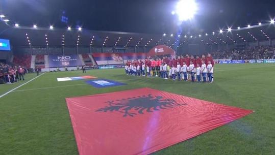 Serbët fërshëllejnë himnin e Shqipërisë