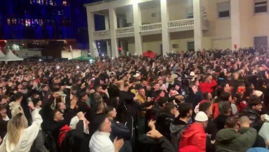 Manaj çon peshë shqiptarët, ja festa në Tiranë pas golit kundër Serbisë (VIDEO)