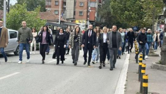 Pakicat serbe në Mitrovicën e Veriut shkojnë për të votuar në grup, i prin kryetari i Listës Serbe (VIDEO)