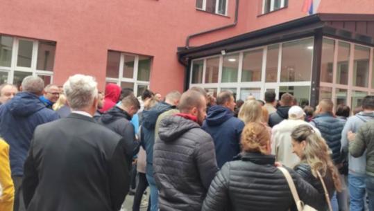 Mitrovicë e Veriut, qytetarë dhe zyrtarë të Listës Serbe votojnë në grup