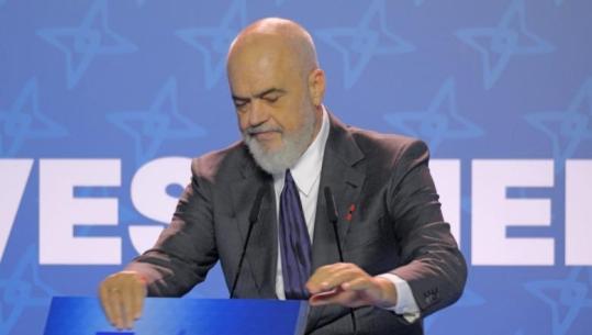 Pankarta u shkëput nga podiumi teksa po fliste, Rama batuta: Nëse kishit nevojë për ilustrim të krizës…