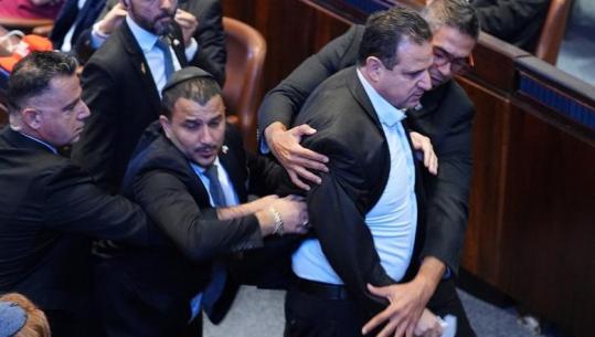 Tensione në parlamentin izraelit/ Dy anëtarët e krahut të majtë ndërpresin fjalimin e Trump: Njihni Palestinën, është gjenocid (VIDEO)