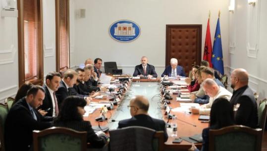 Avokati i Popullit 3 vite ‘peng’, Komisioni i Ligjeve shpall sërish vakancën! Opozita: S’kemi pse përsërisim procedurën