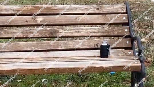 Sendi si granatë alarmon qytetarët në Kukës, rezultoi një lodër! Ishte vendosur në një stol (VIDEO)