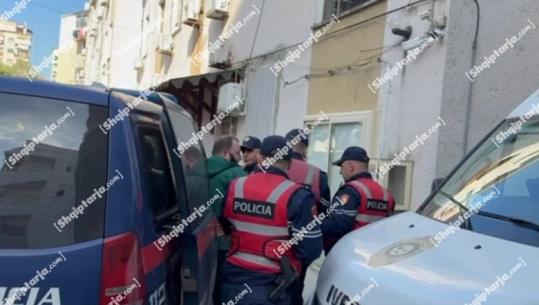 Fier/ Kishte kthyer banesën e pabanuar në magazinë armësh, gjykata lë në burg 38-vjeçarin (VIDEO)