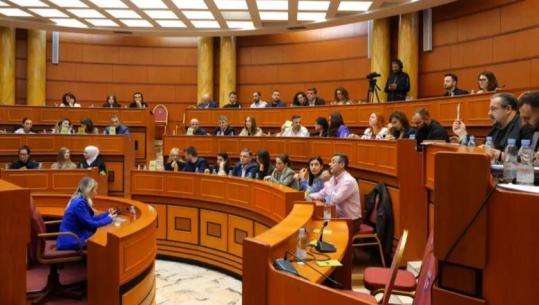 Bllokimi i monopatinave, debate në Këshillin Bashkiak të Tiranës, opozita: Duhet t'i jepet një zgjidhje qytetarëve, kanë investuar për t'i blerë