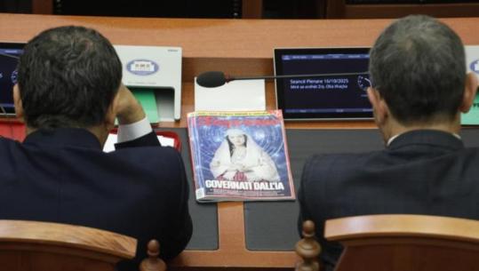 FOTOT/ ‘Çohu se do flasë doktori’, deputetët e PS lexojnë shkrimin për Diellën në revistën italiane, çfarë nuk u pa nga seanca e Kuvendit